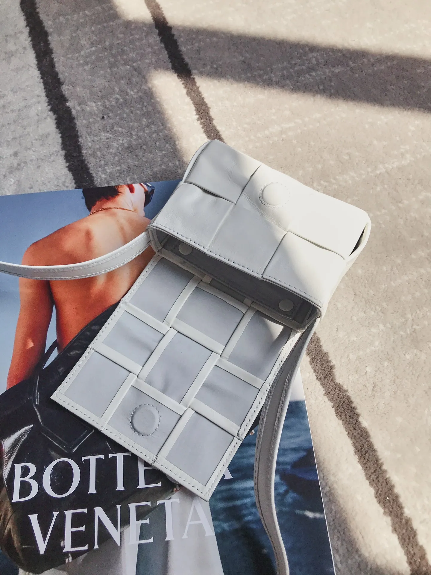 𝗕𝗼𝘁𝘁𝗲𝗴𝗮 𝗩𝗲𝗻𝗲𝘁𝗮———— New product𝗺𝗶𝗻𝗶 𝗰𝗮𝘀𝘀𝗲𝘁𝘁𝗲‼ ️ A super cute one 𝒎𝒊𝒏𝒊 𝒄𝒂𝒔𝒔𝒆𝒕𝒕𝒆, a must-have for delicate girls. It’s the same height as lipstick. Although it can’t fit a mobile phone, it can fit all my cuteness and lipstick ❗️ We only make the highest end in the market, welcome to compare Size: 12*8*4cm.         Model: 6813